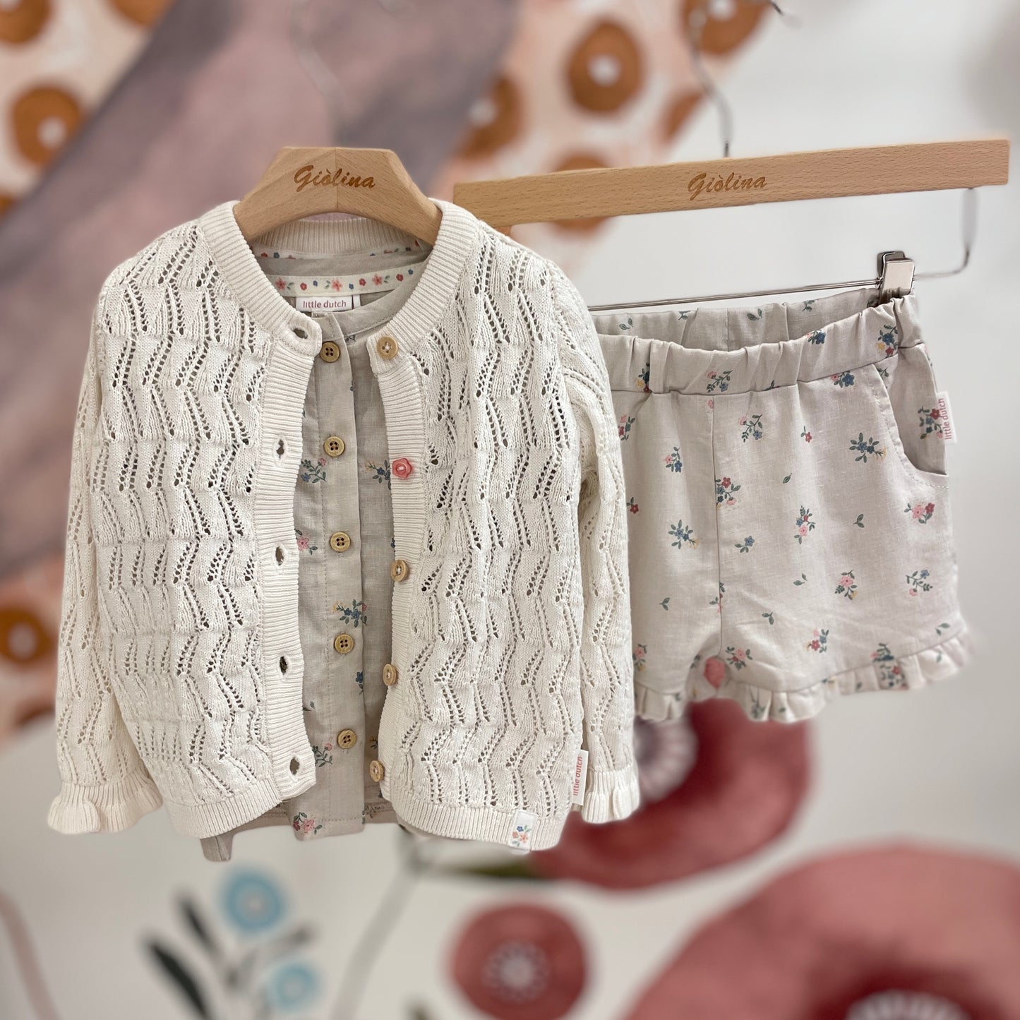 Completo camicia e short in cotone leggero abbinato a cardigan traforato color latte