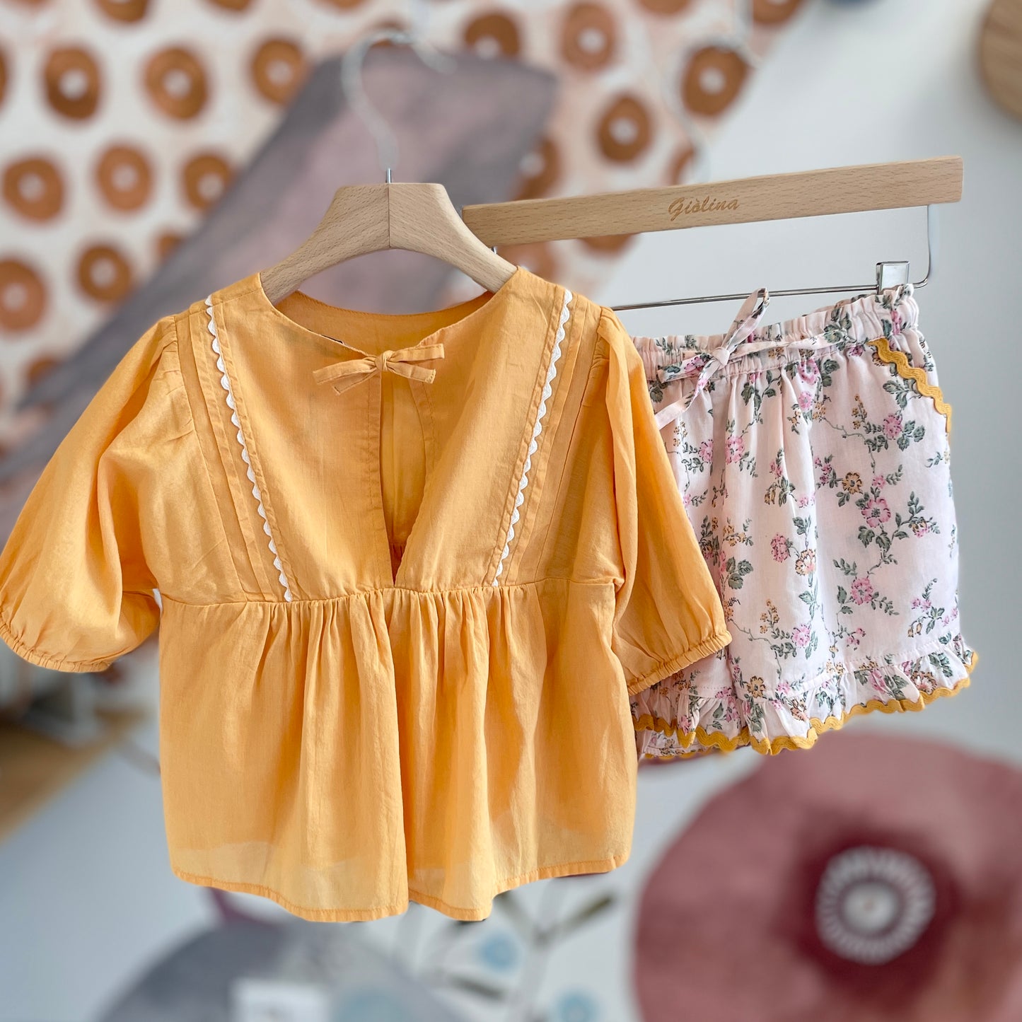 Blusa con manica a palloncino zafferano e shorts fantasia fiorata base rosa