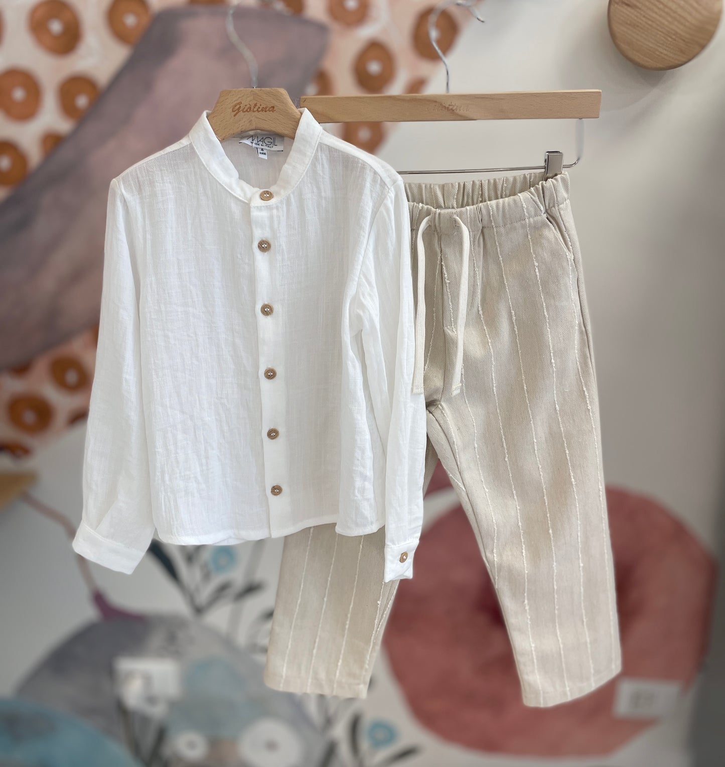 Camicia coreana, gilet e pantalone spigato con coulisse