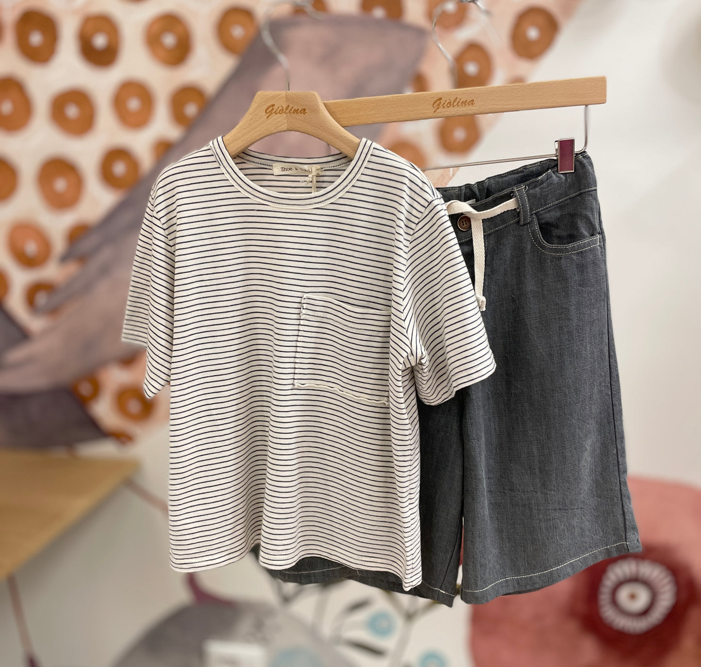 T-shirt rigata con taschino e Bermuda lungo ardesia