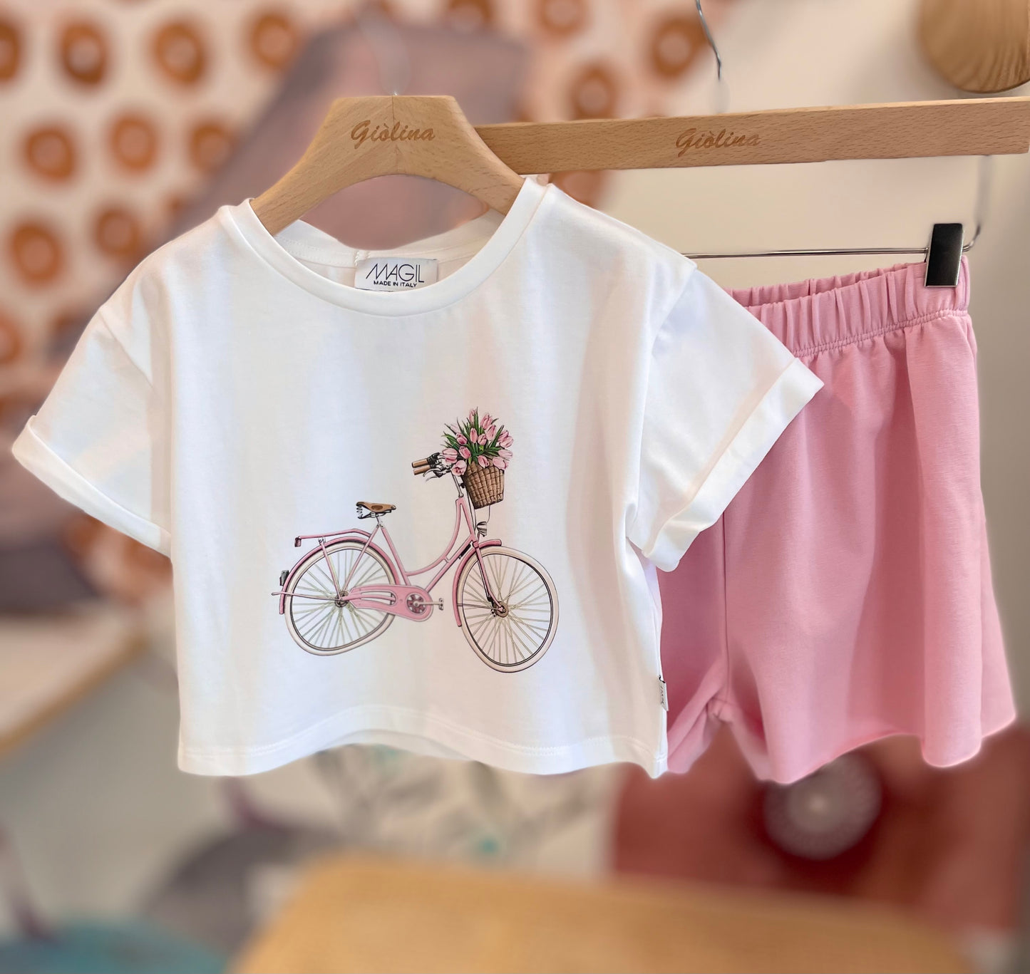 T-shirt bici e macchina con shorts in felpa