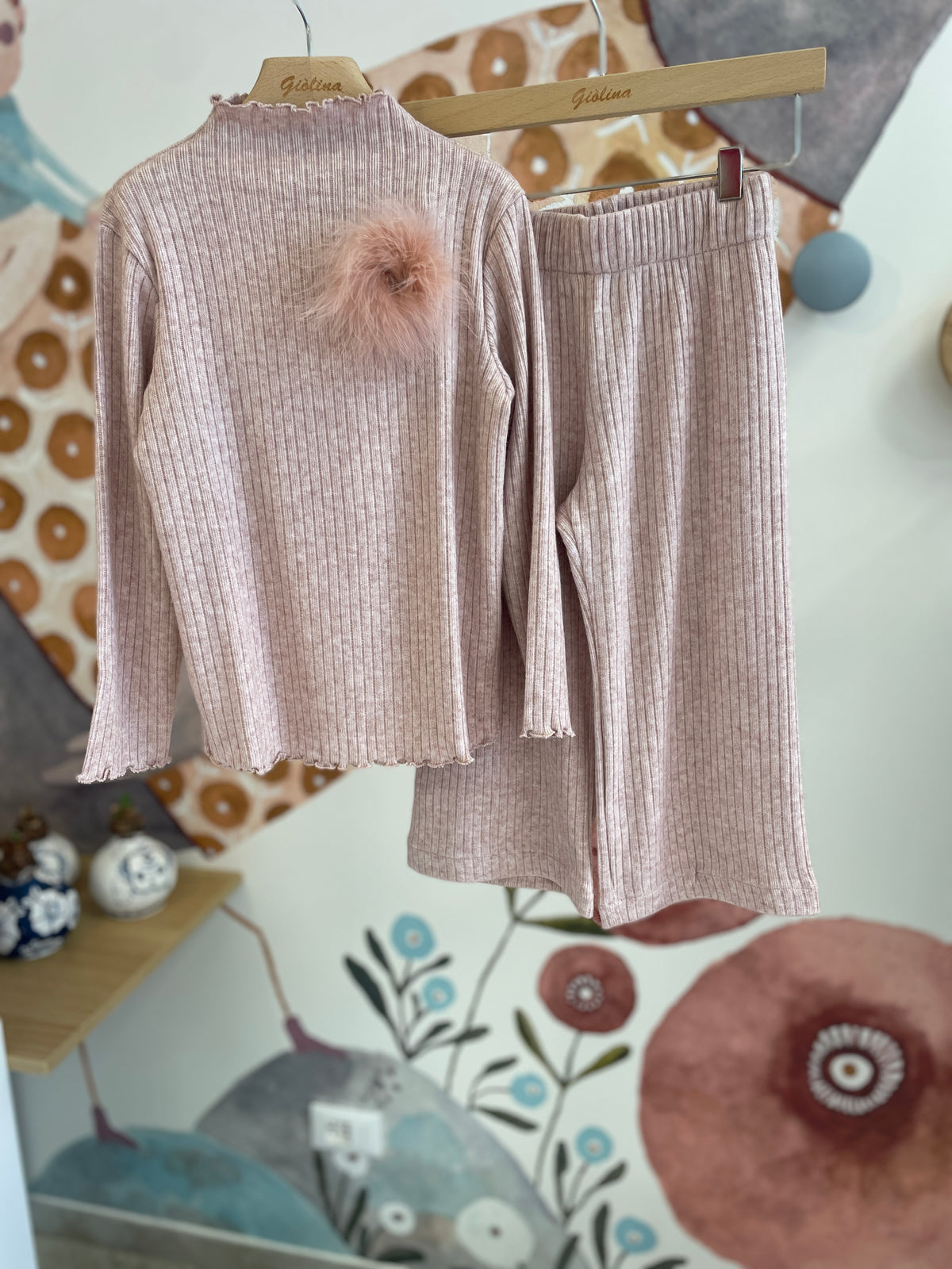 Completo maglina rosa a costine, maglia e pantalone con spilla