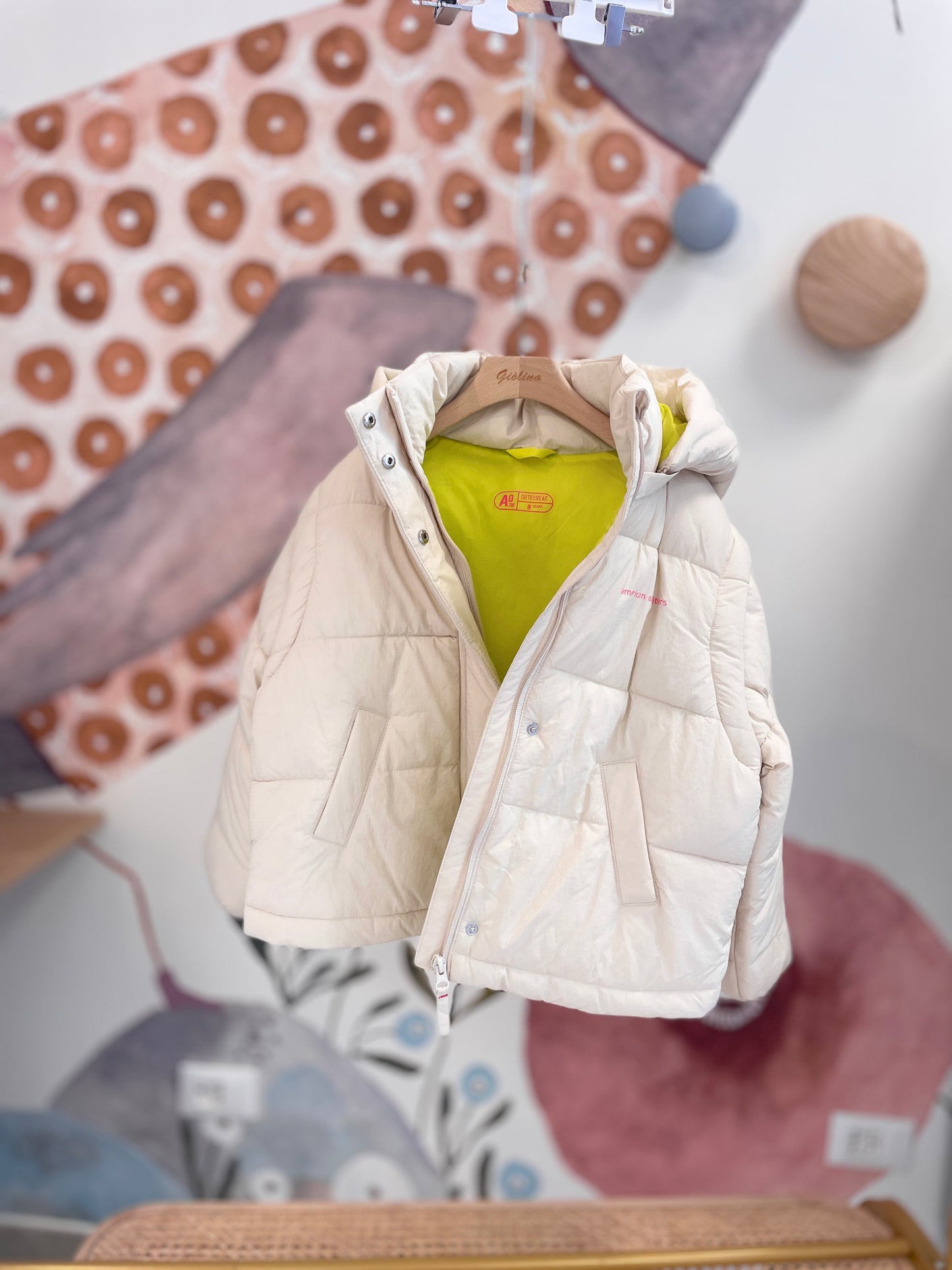 Maglia pelosa con pantalone naturale e giacca