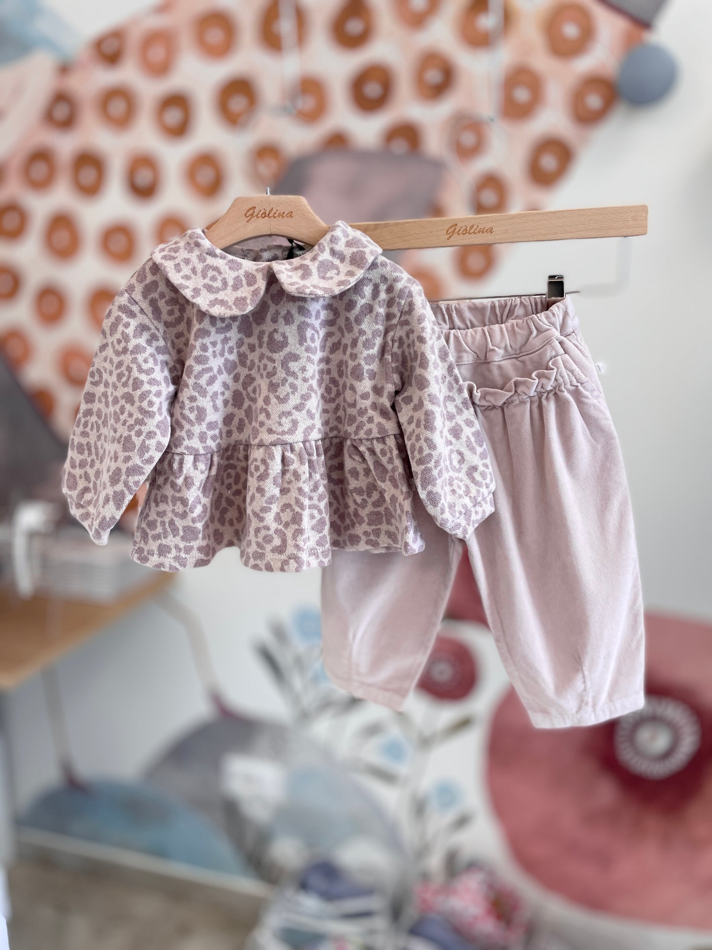 Casacca maculata con colletto e pantalone rosa