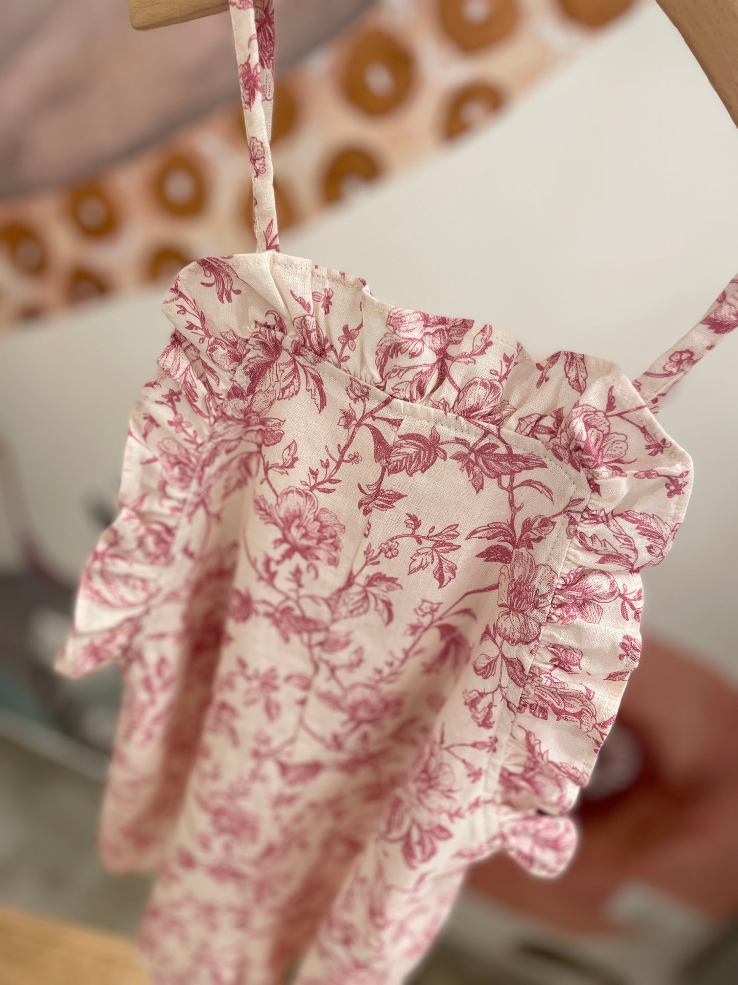 Salopette in lino flax color latte e stampa color melograno