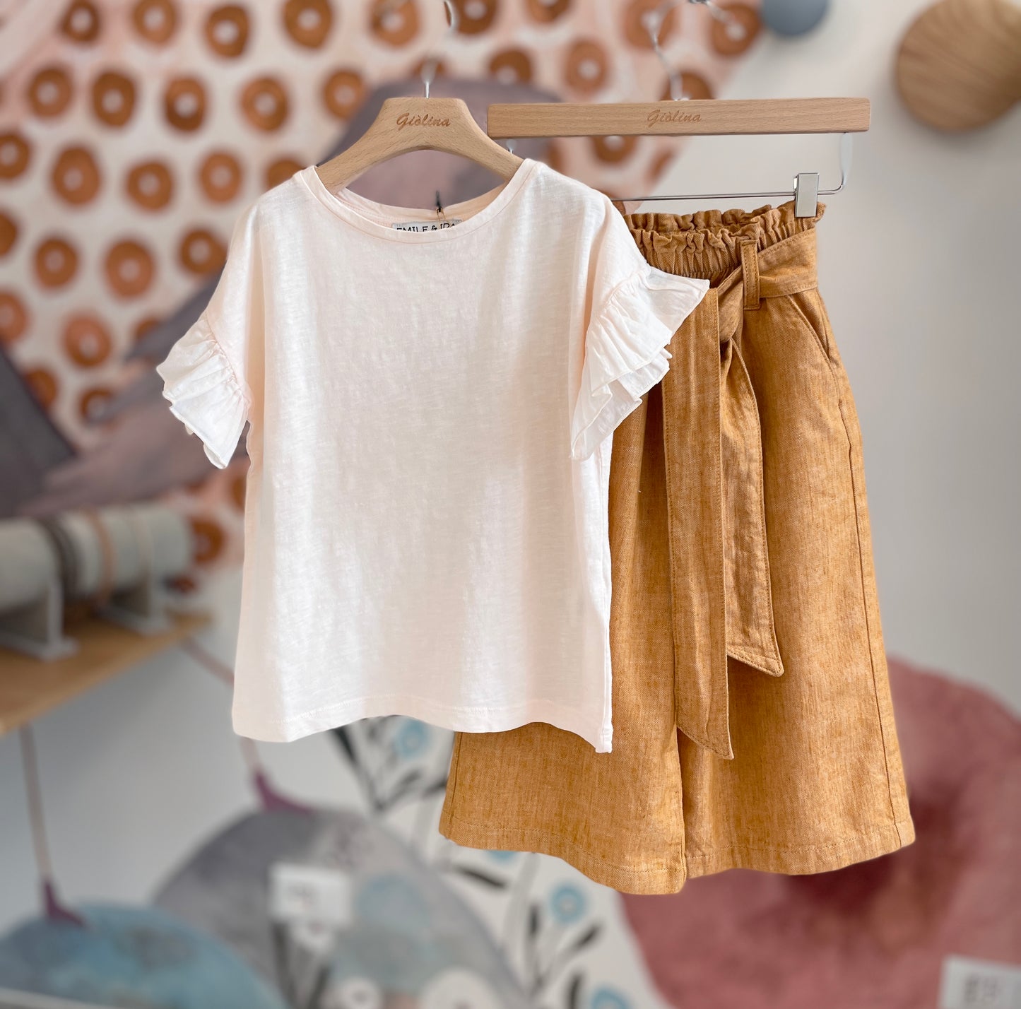 T-shirt con manica volant crema