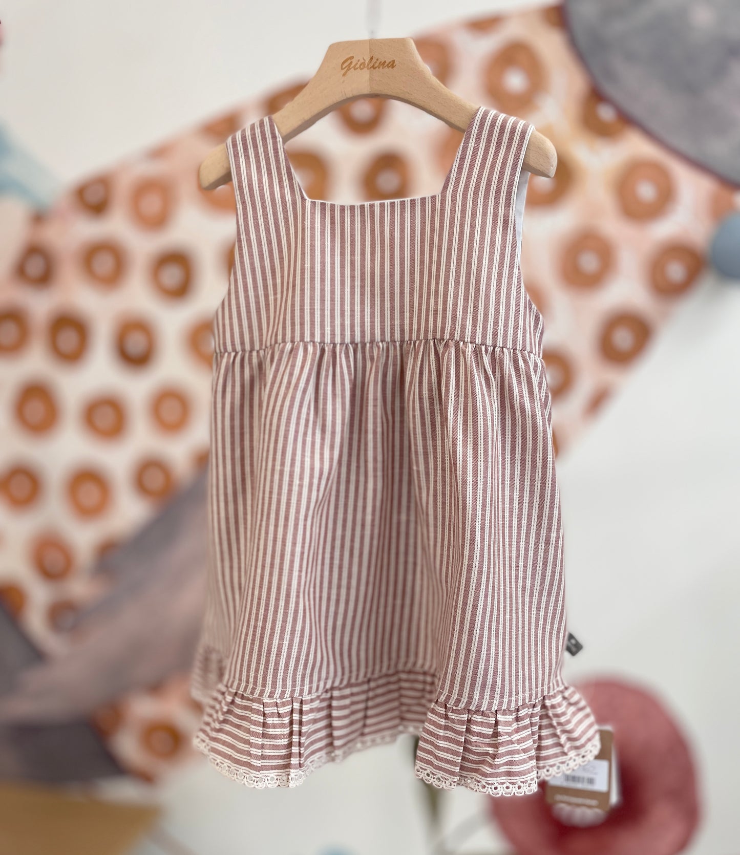 Blusa  riga terracotta con dettaglio sangallo con shorts rigato e abito incrociato