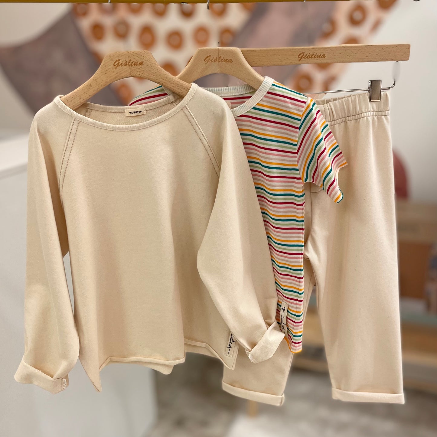 Completo in felpa e t-shirt multicolor