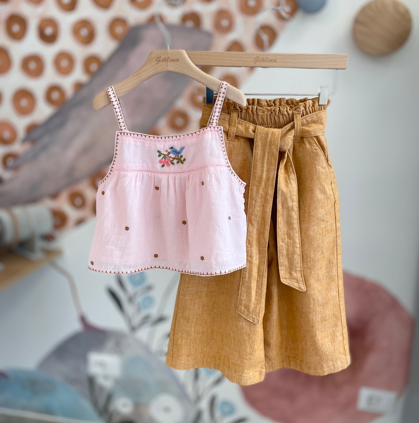 Top, pantalone largo con fusciacca, cardigan e giacchino crochet