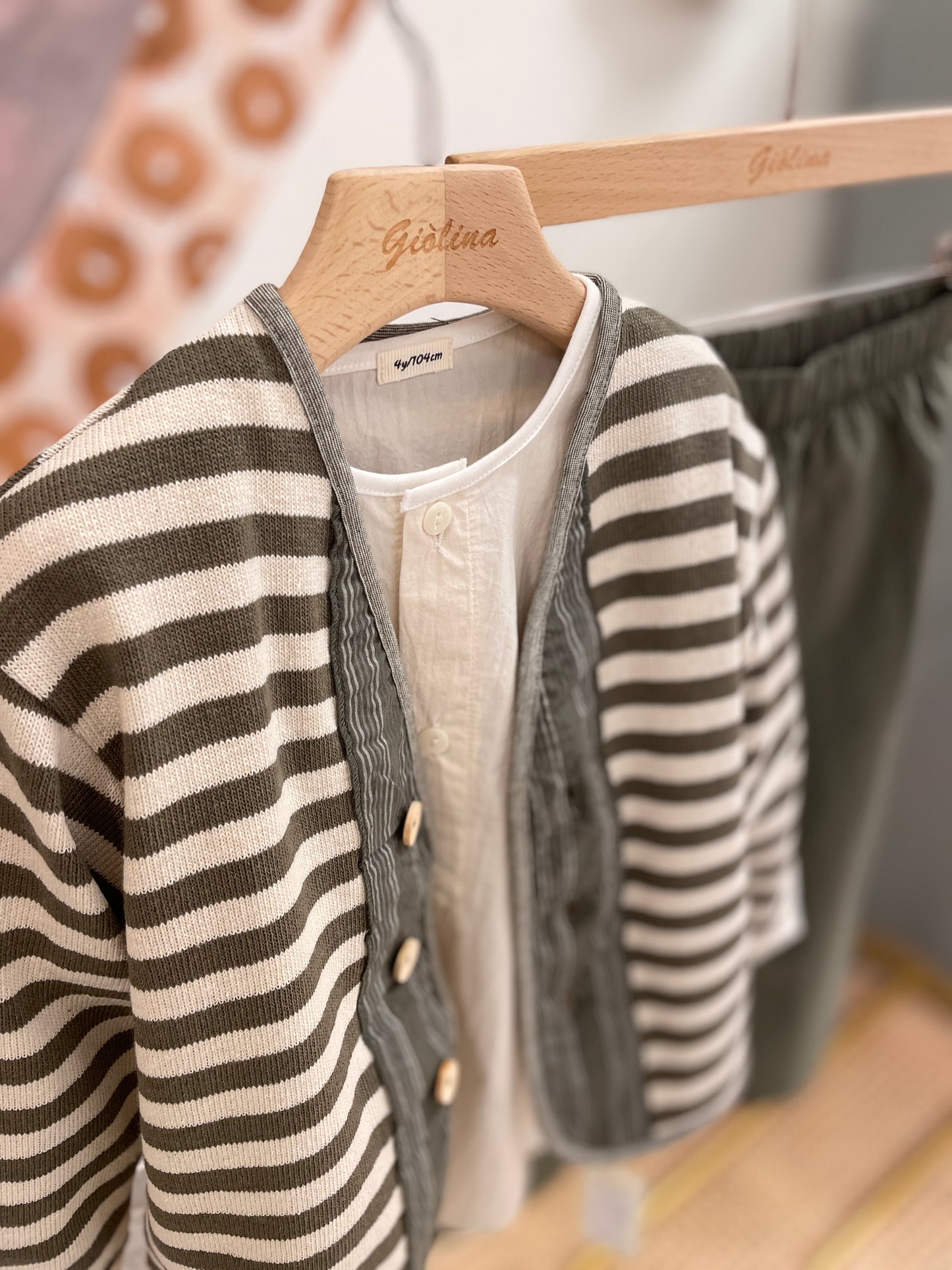 Cardigan  rigato con camicia naturale e pantalone baggy verde