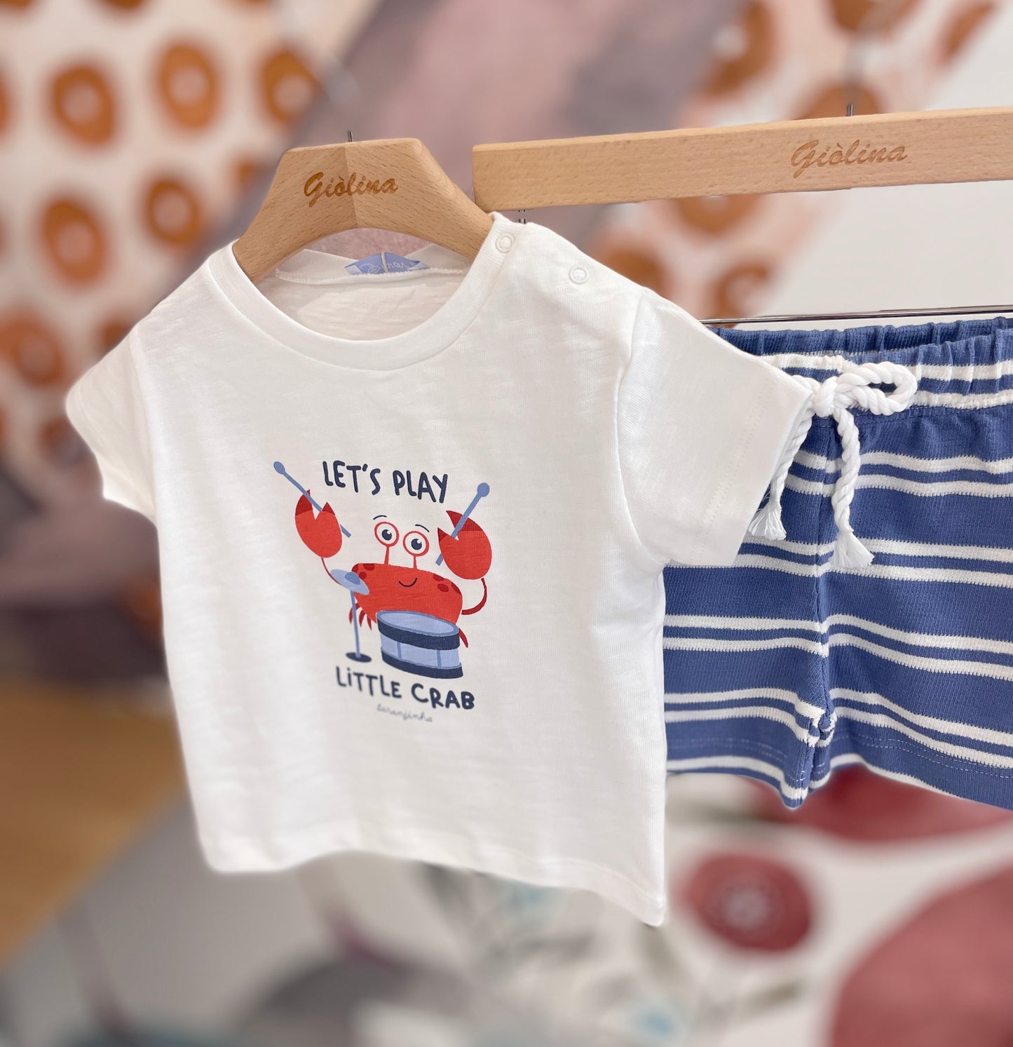Completo T-shirt stampa granchio e bermuda rigato blu