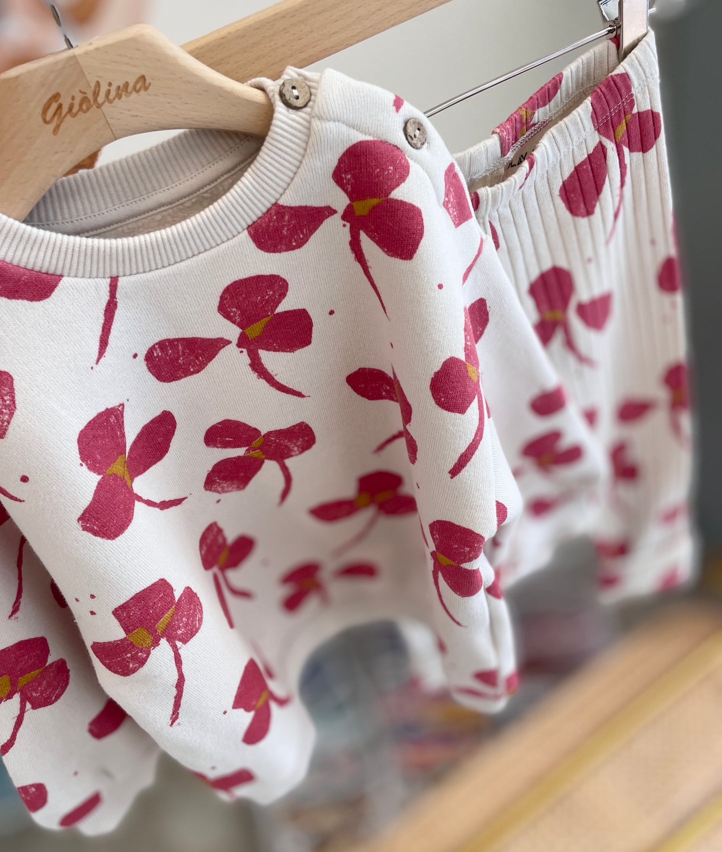 Tuta a completo fantasia con felpa e leggings e t-shirt abbinata