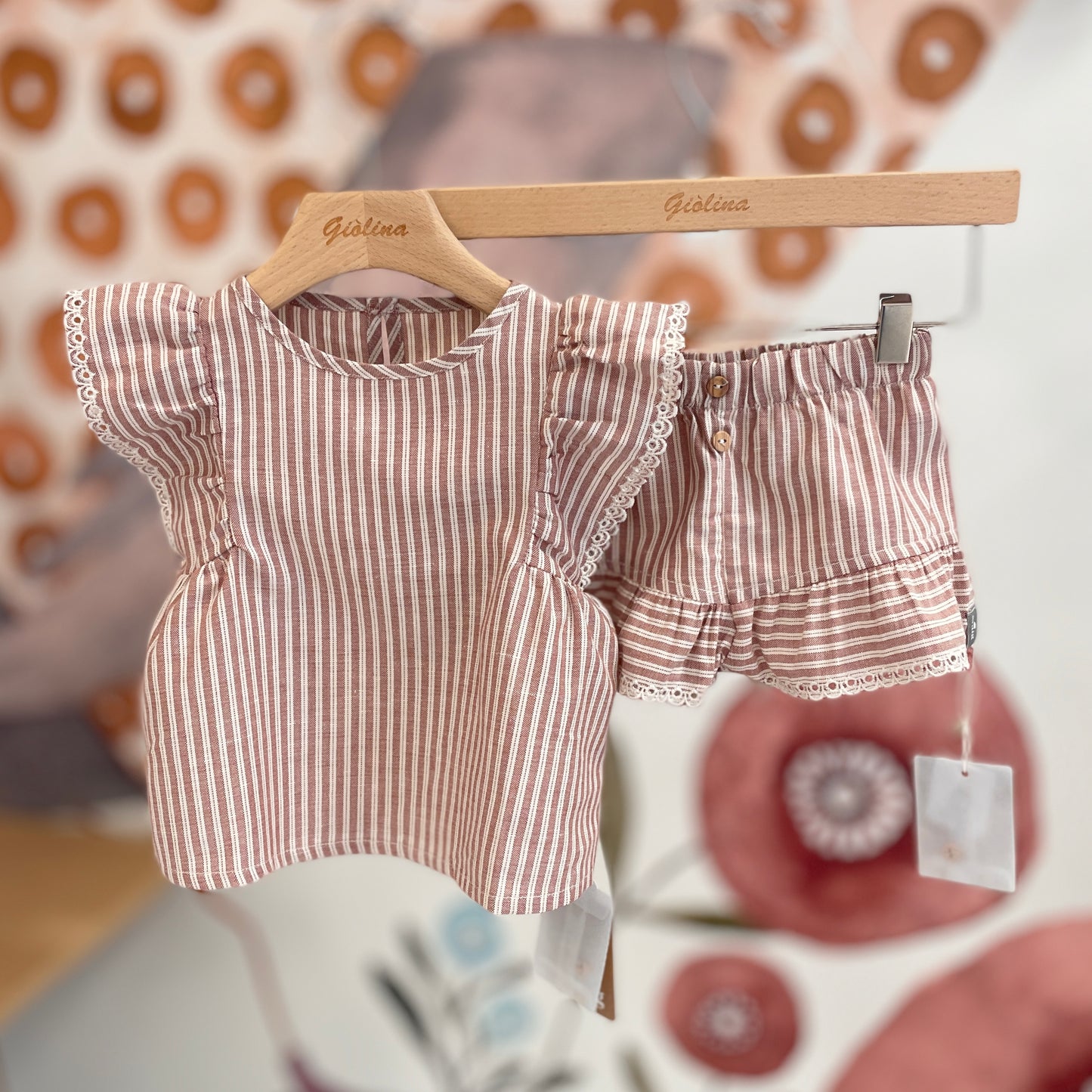 Blusa  riga terracotta con dettaglio sangallo con shorts rigato e abito incrociato
