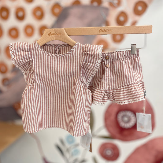 Blusa  riga terracotta con dettaglio sangallo con shorts rigato e abito incrociato