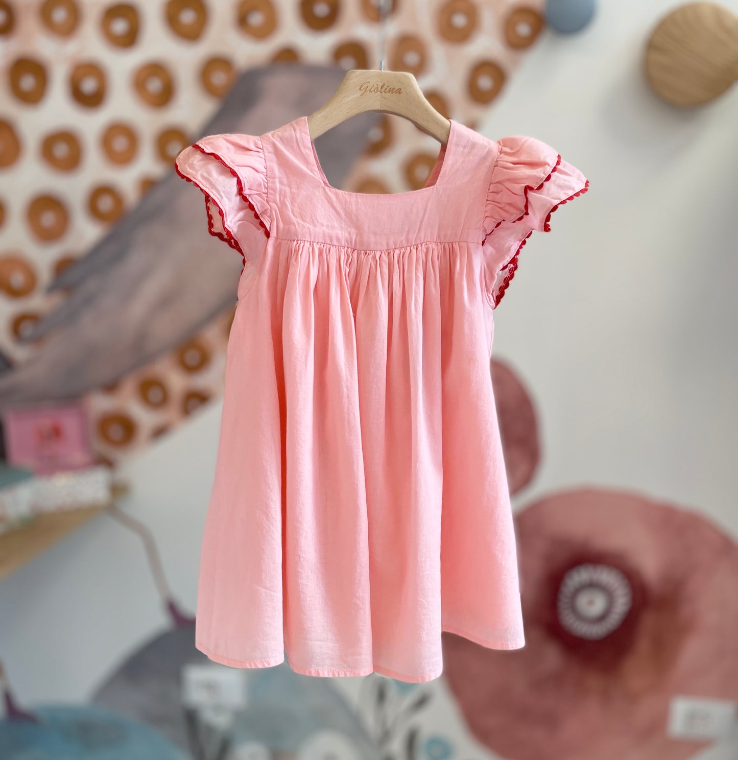 Abito voile rosa con profilo rosso