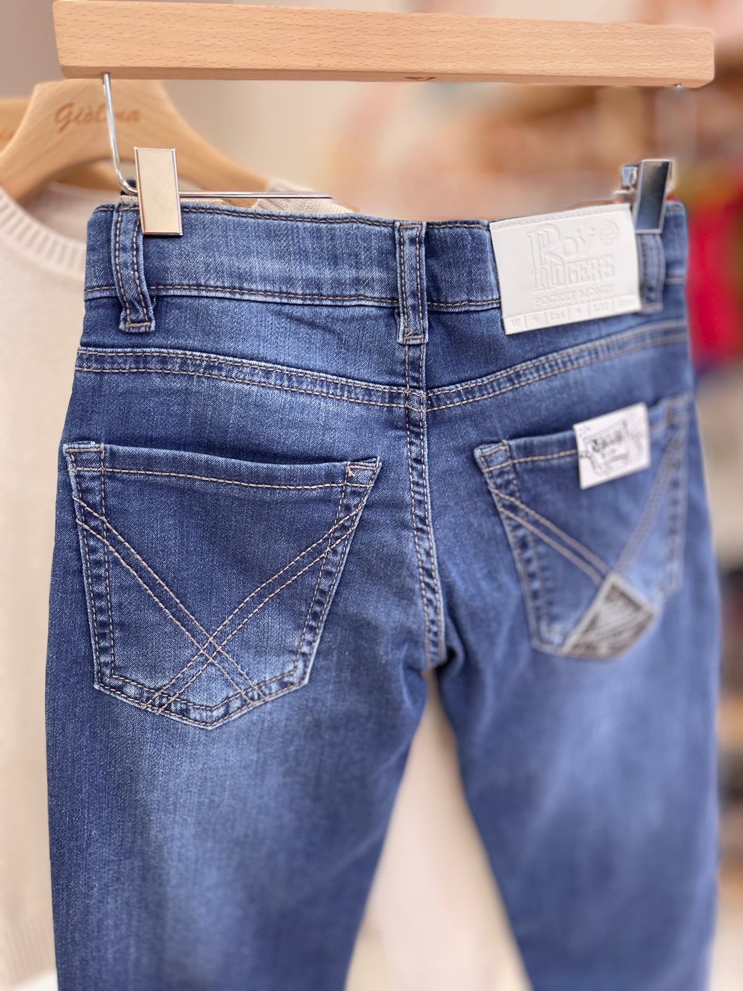 Golf in cotone blu e panna, jeans scuro regular fit morbidissimo