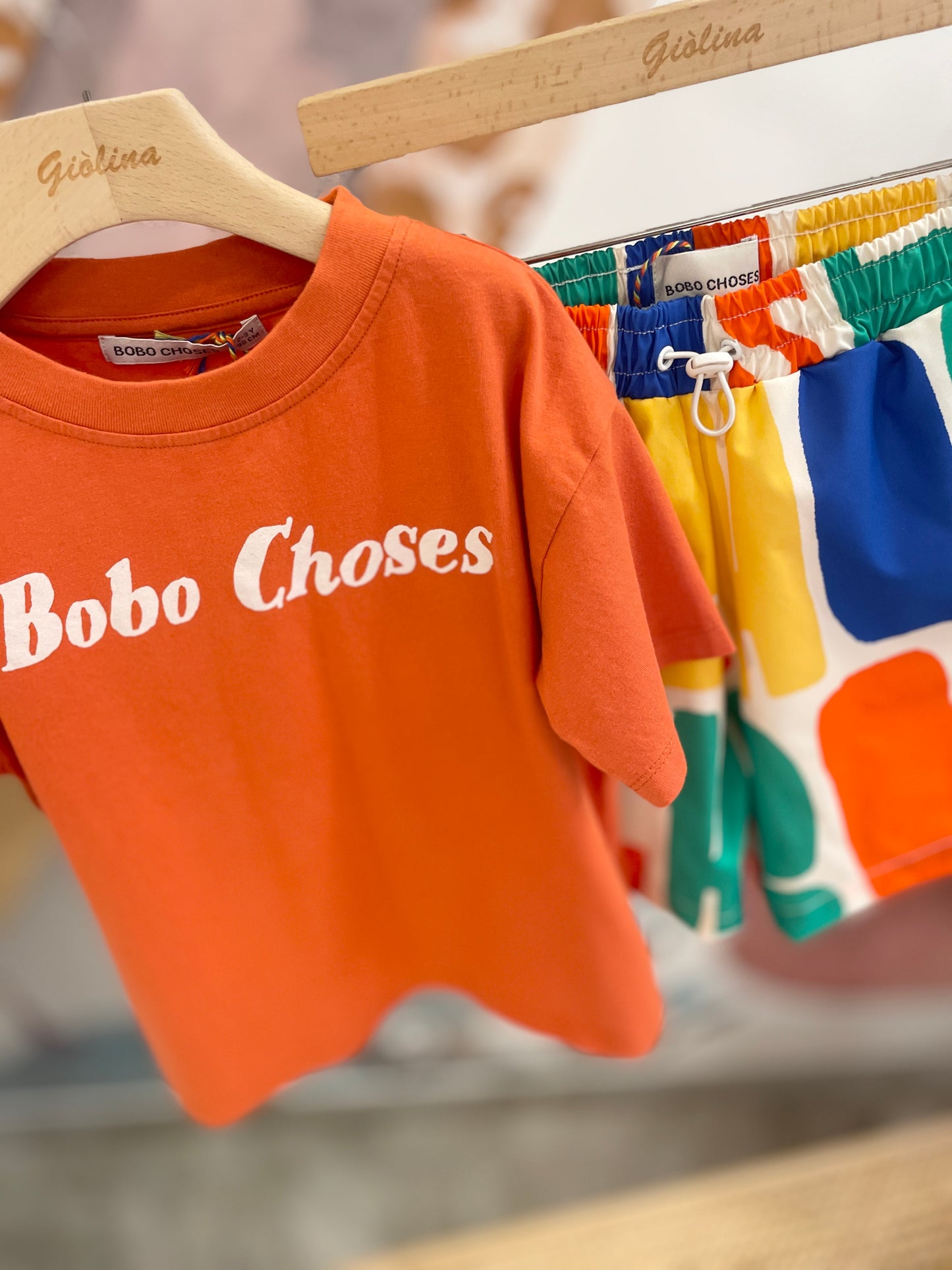 T-shirt scritta arancio con costume mare logato Bobo