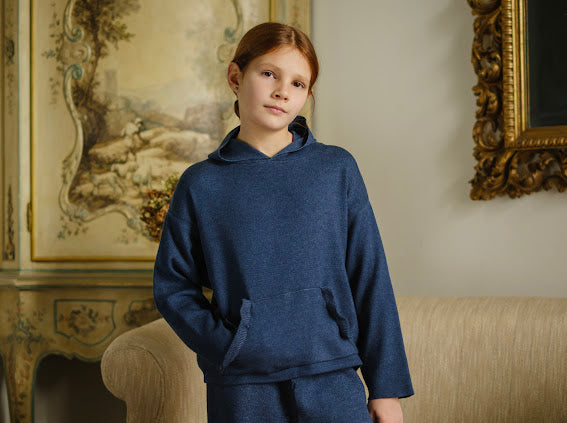 Tuta in maglia con felpa cappuccio e pantalone e t-shirt