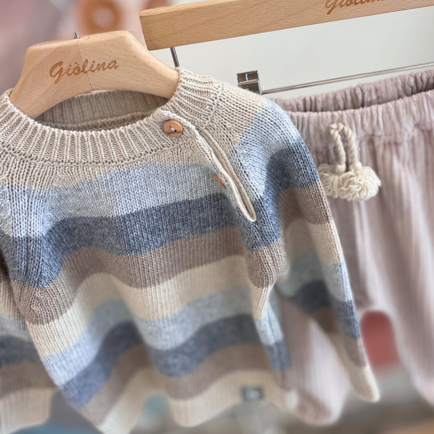 Pullover rigato con pantalone velluto a costa larga beige