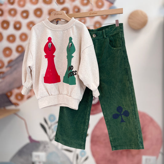 Felpa con pedine e pantalone in velluto verde e t-shirt