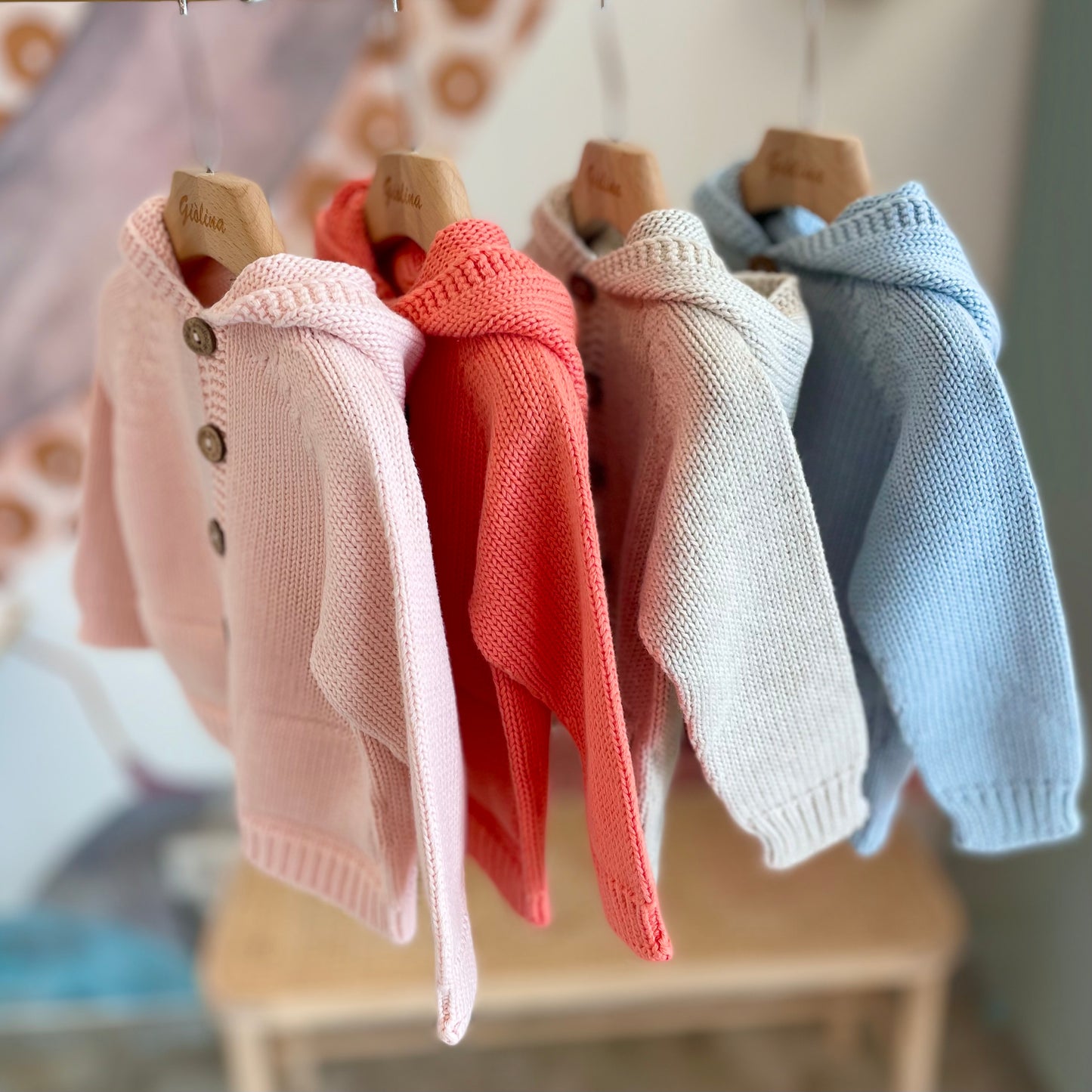Cardigan con bottoncini in legno e cappuccio