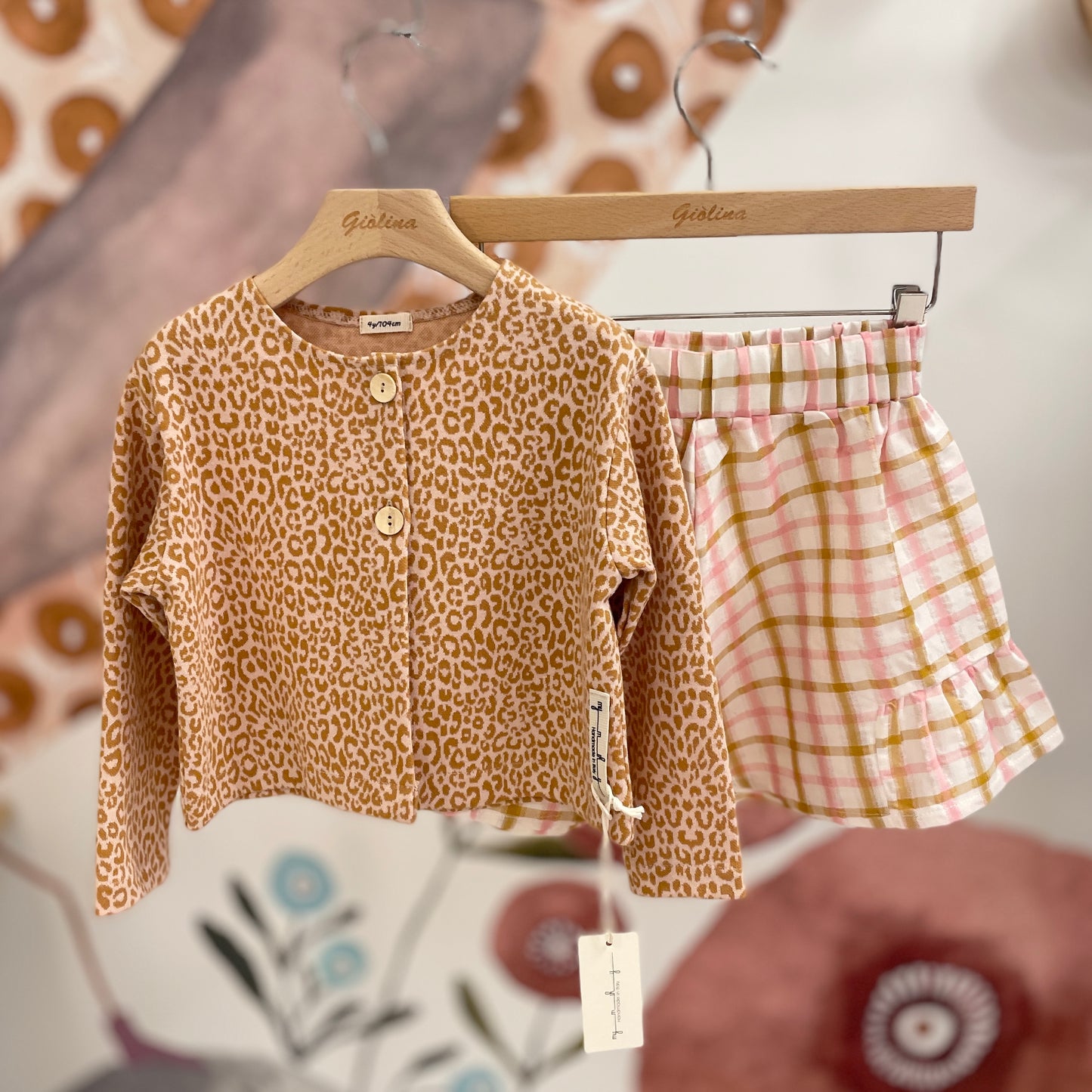 Cardigan maculato l, t-shirt bianca con collo ricamato e shorts check con volant