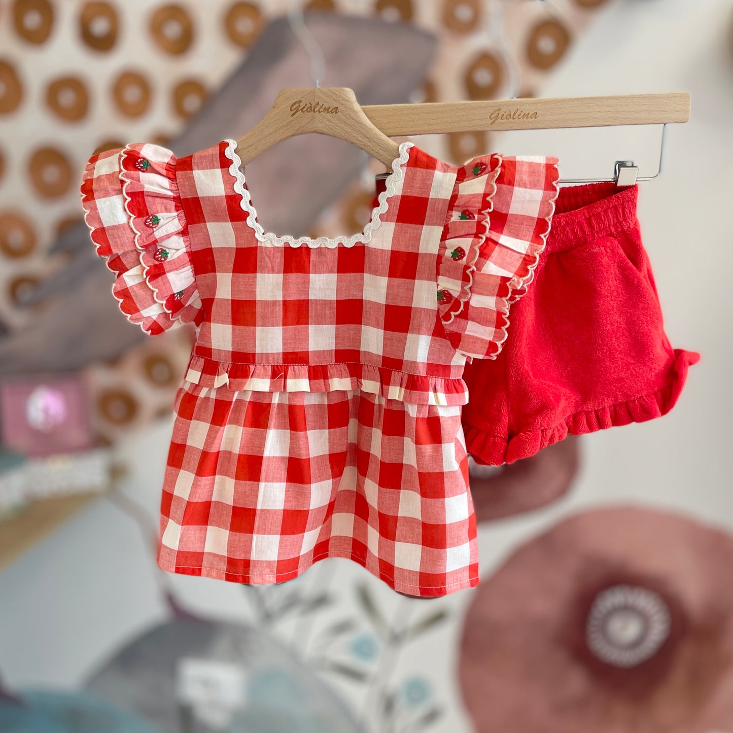 Blusa vichy rosso con shorts in spugna