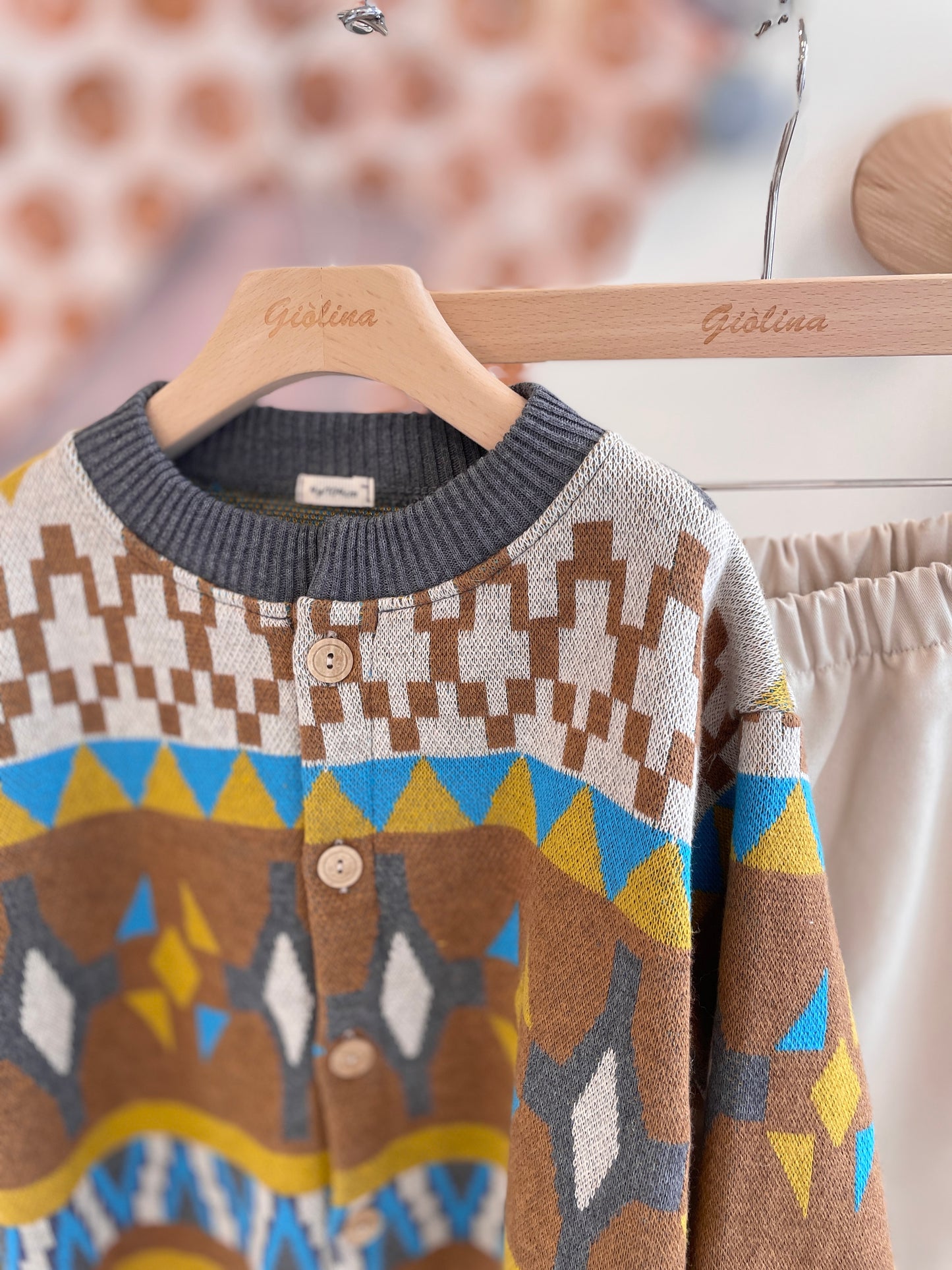 Cardigan con t-shirt rigata azzurra e pantalone beige