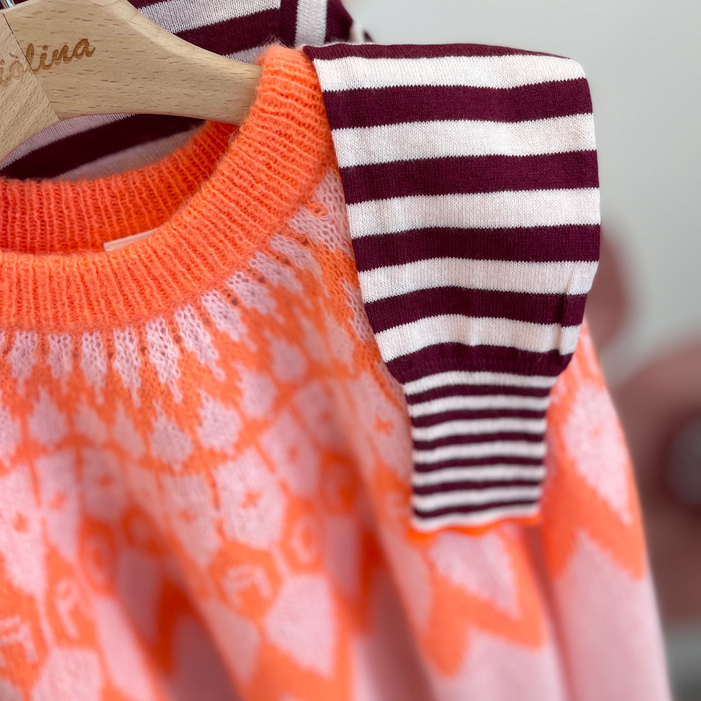 Maglia nordica fluo con denim risvolto e maglia rigata