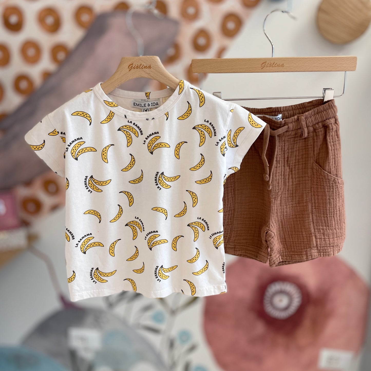 T-shirt stampa banane con bermuda in garza cacao