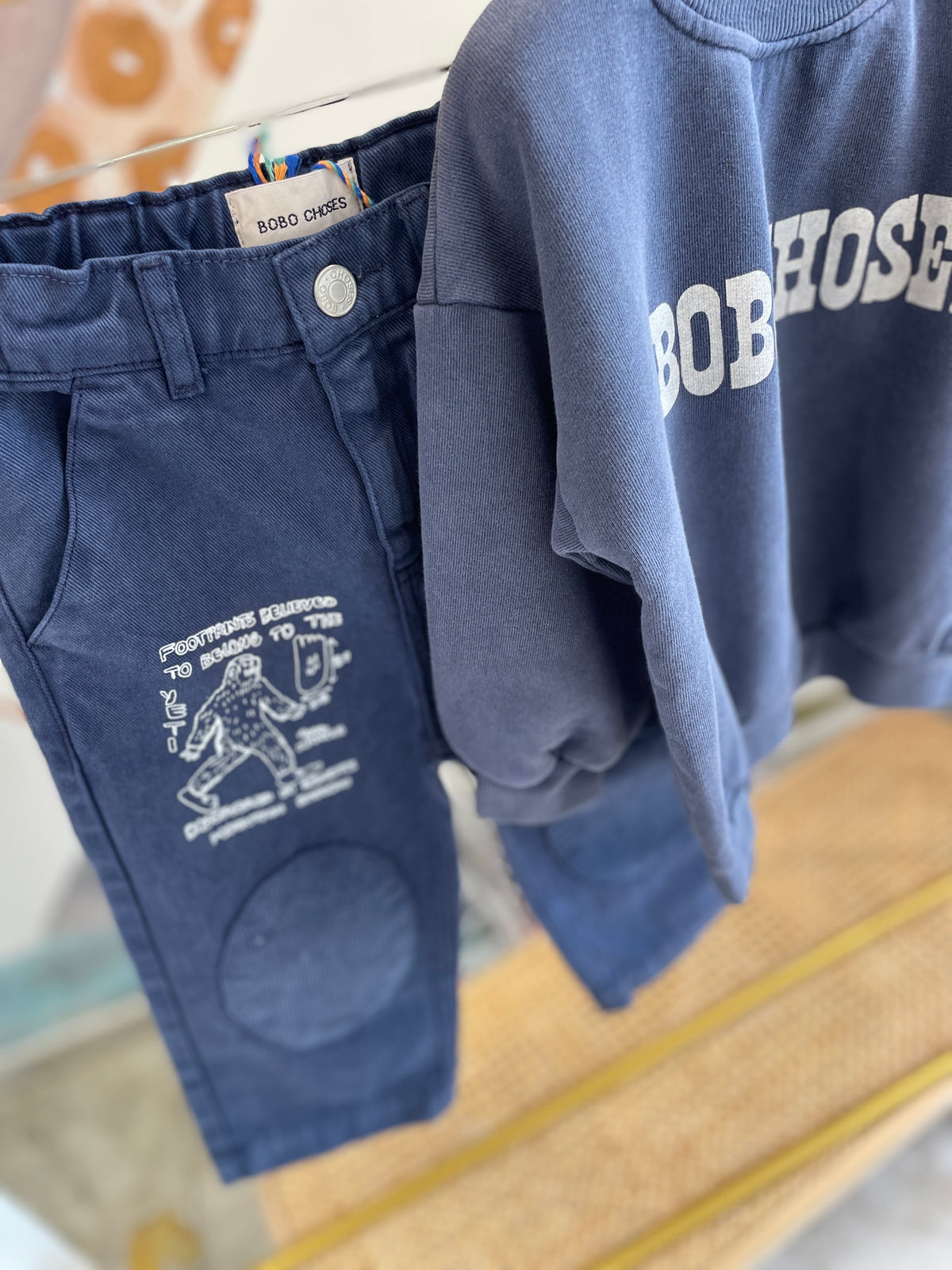 T-shirt everyday con felpa “ bobo chose”e pantalone denim slavato “ Mr Footish “