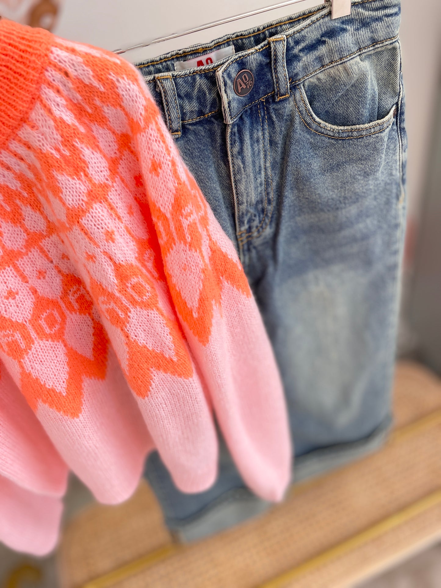 Maglia nordica fluo con denim risvolto e maglia rigata