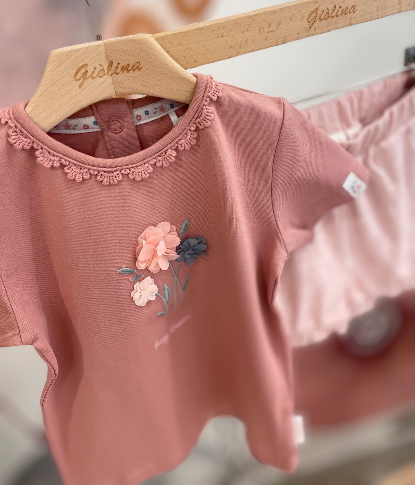 Completo maglia e pantaloncino rosa antico con ricamo in rilievo e maglietta rosa con petali applicati