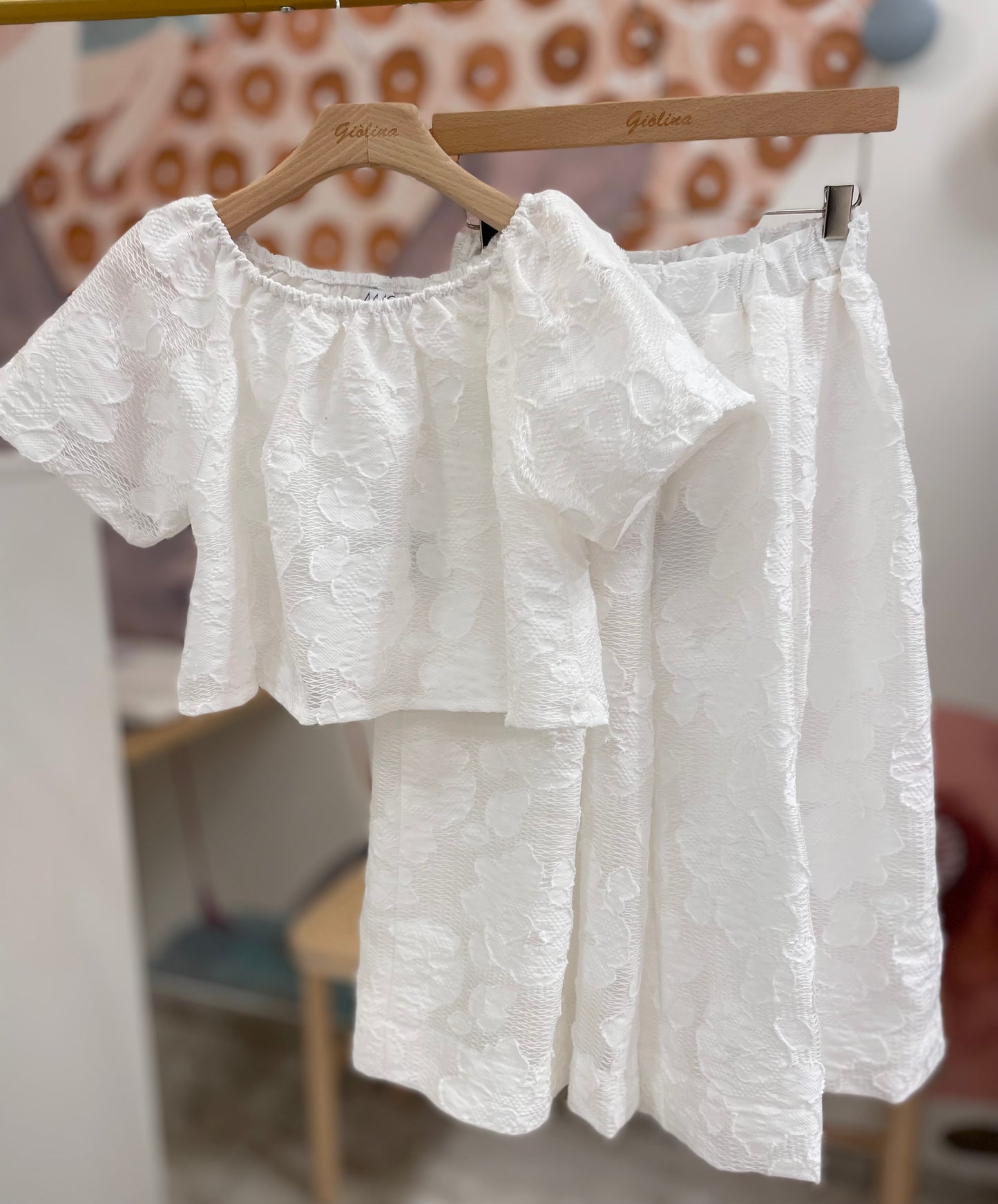Completo crop top e pantalone decorato con fiori bianchi