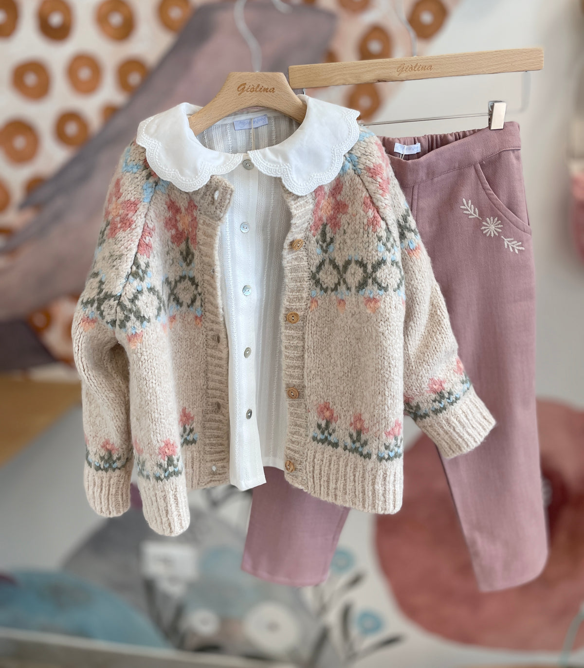 Cardigan tricot , camicia con collettone ricamato e pantalone rosa antico