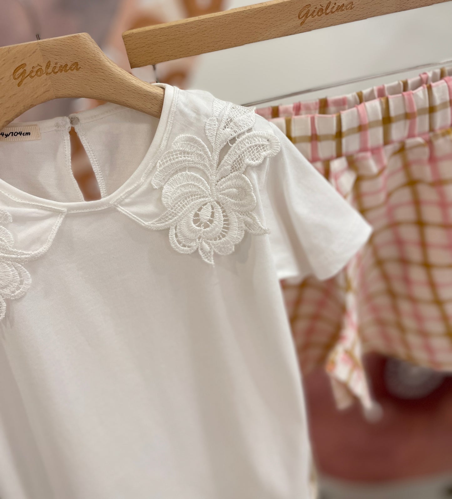 Cardigan maculato l, t-shirt bianca con collo ricamato e shorts check con volant