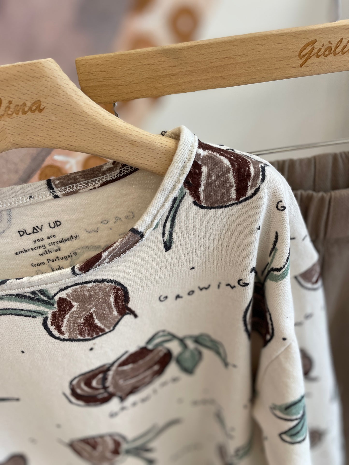 T-shirt ravanelli  con pantalone tortora