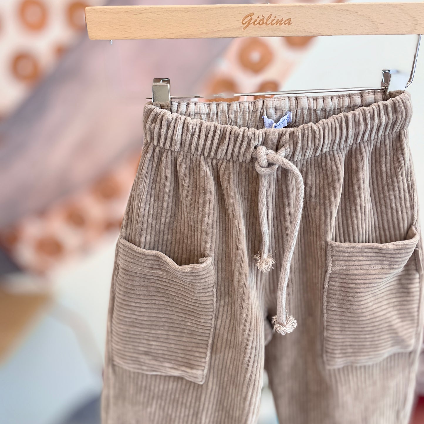 Golf scollo a V in lana mélange con pantalone in velluto a coste biscotto
