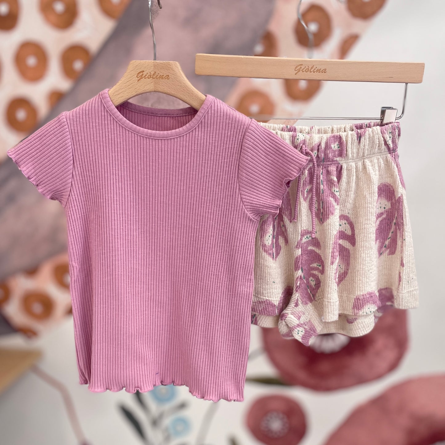 Felpa e shorts abbinati stampa foglie rosa e t-shirt lilla