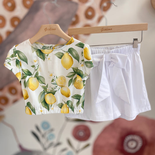 Top stampa limoni con bermuda fiocco, t-shirt cut out con pantalone stampato