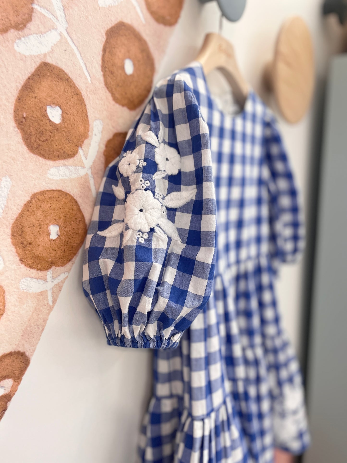 Abito in cotone Vichy bluette e bianco con manica a sbuffo e ricamo floreale bianco