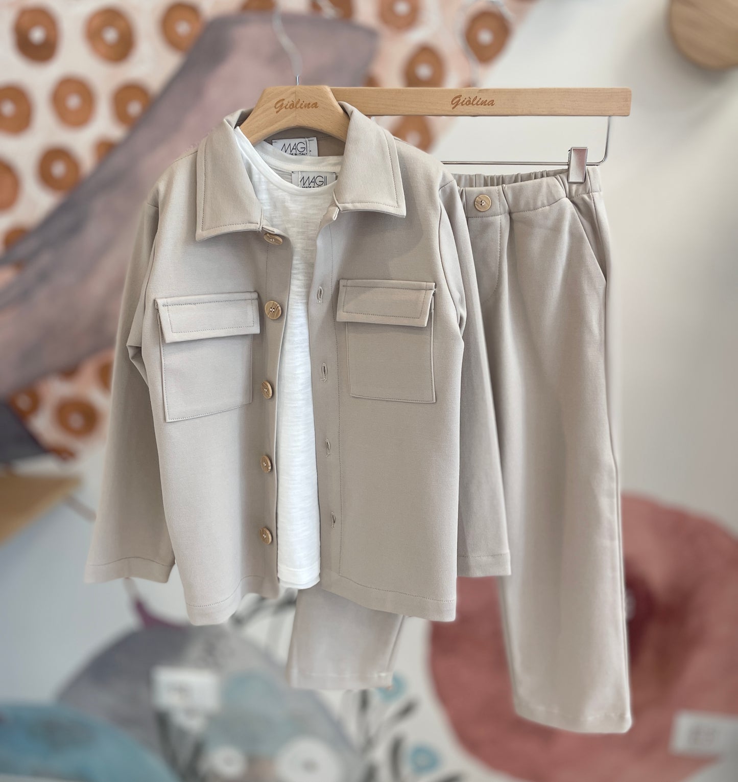 T-shirt logata con giacca a camicia e pantalone beige punto Milano