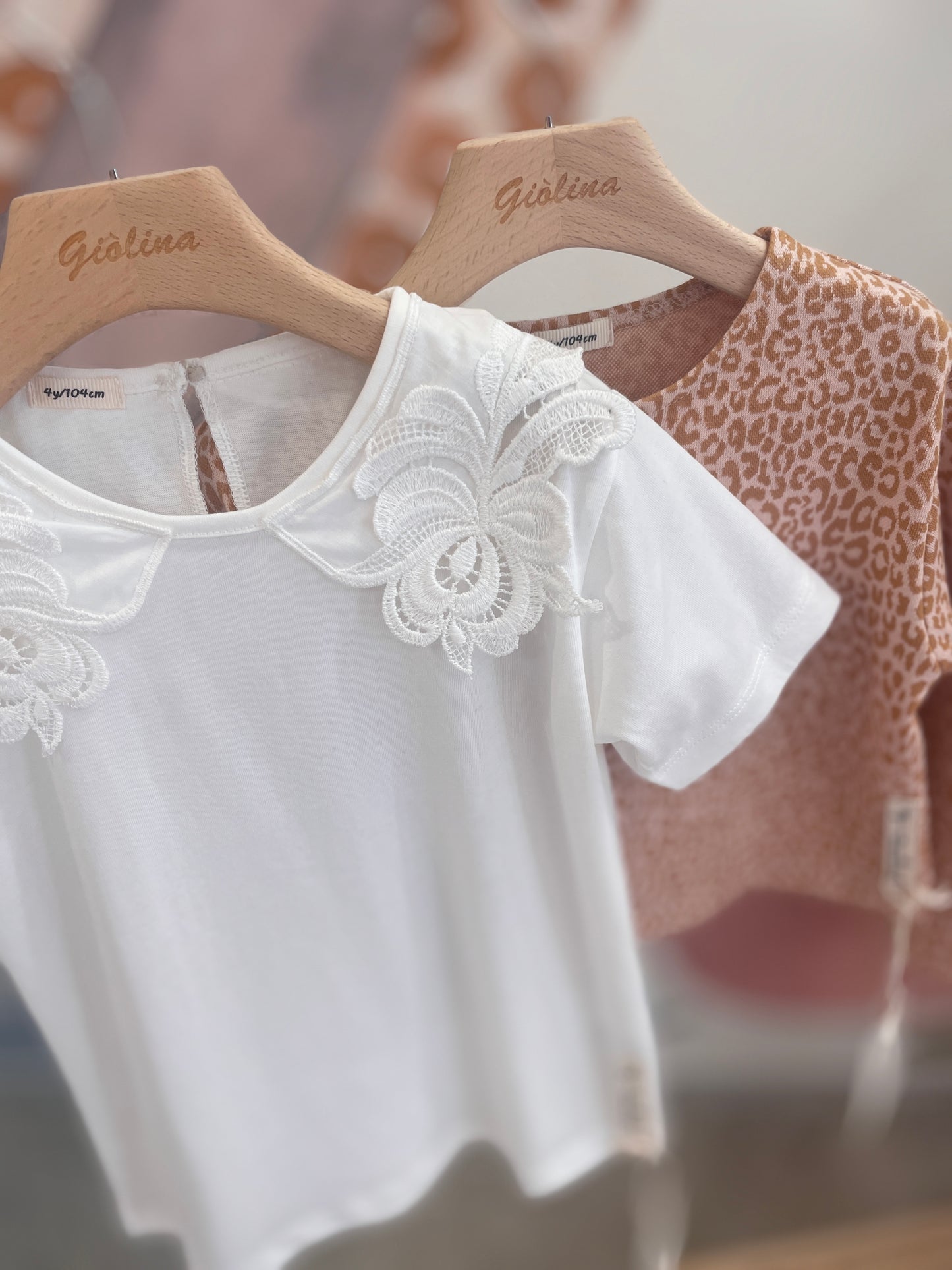 Cardigan maculato l, t-shirt bianca con collo ricamato e shorts check con volant