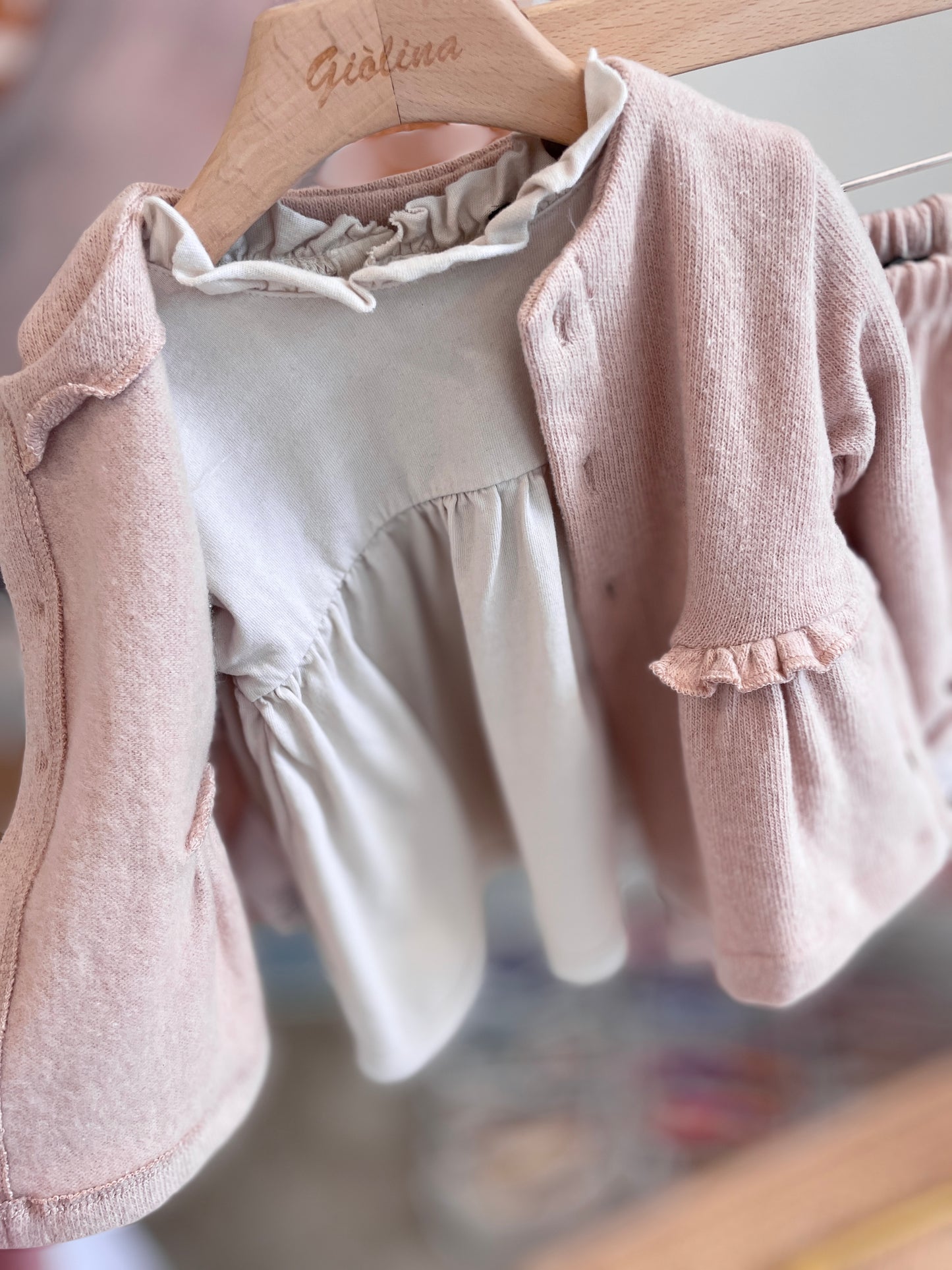 Cardigan rosa con pantalone in cotone caldo e camicetta panna