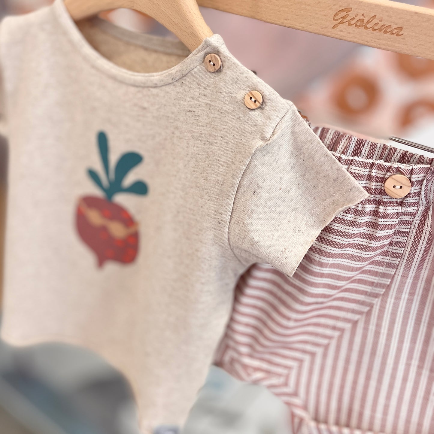 T-shirt stampa rapanello con bermudino baggy rigato terracotta