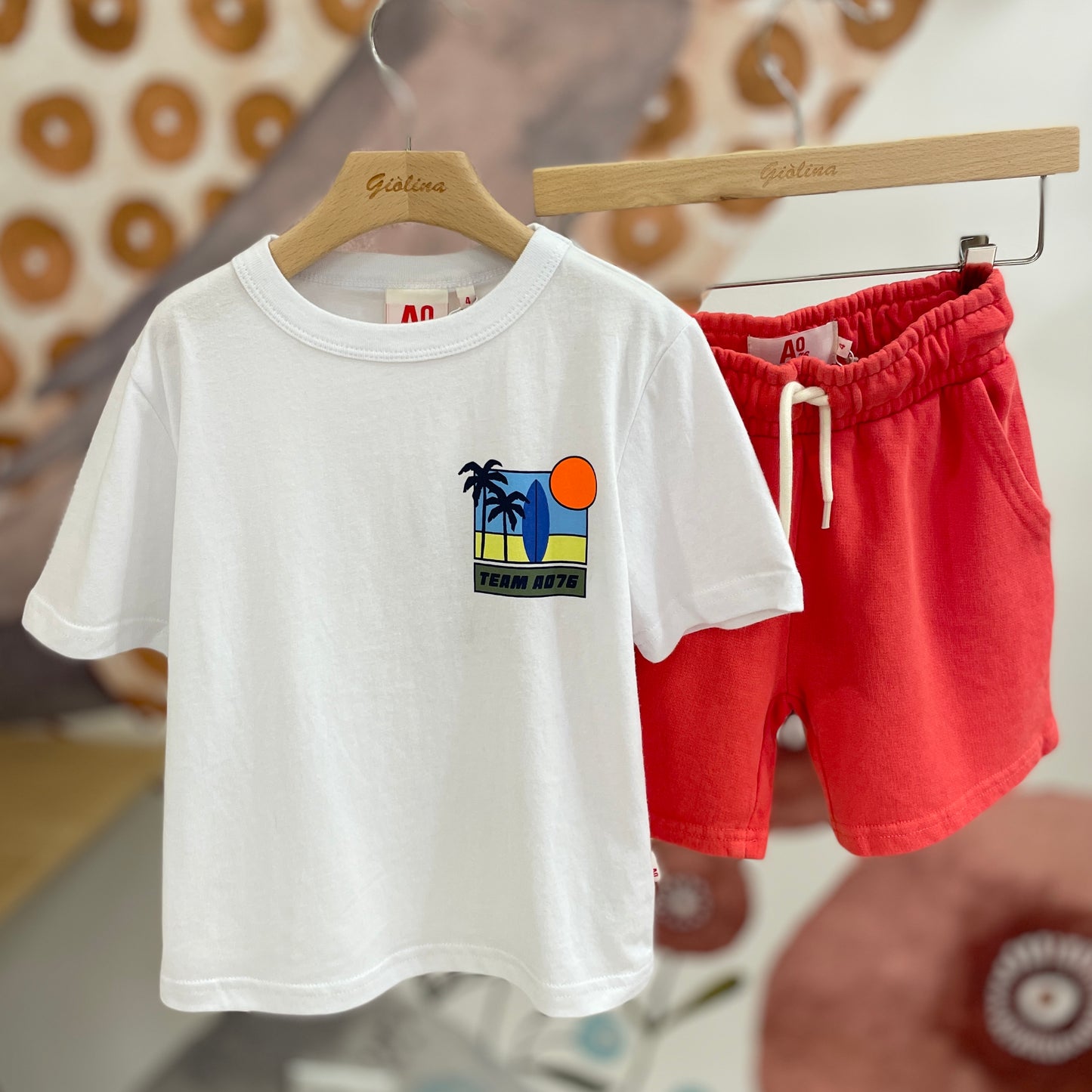 Felpa girocollo azzurra con retro tavole surf t-shirt e bermuda bluette
