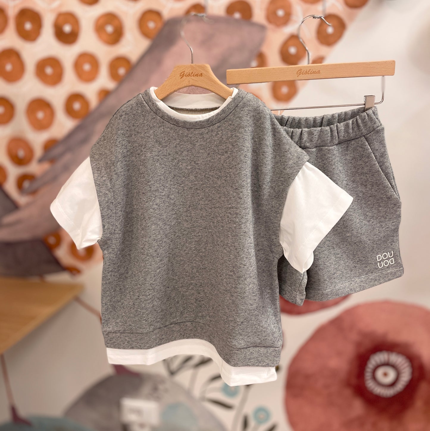 Gilet grigio mélange (con finta t-shirt) e con bermuda sportivo