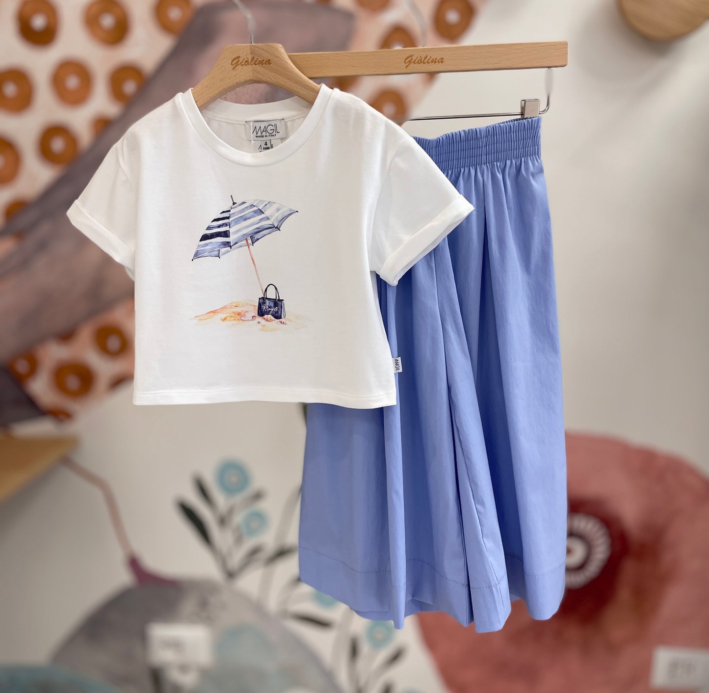 T-shirt stampa spiaggia  e pantalone azzurro