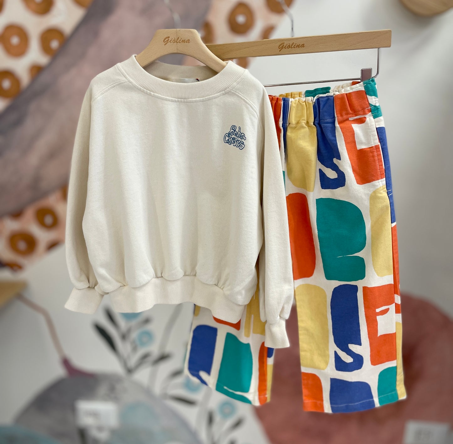 Felpa naturale con scritta, pantalone logato colorato e giubbino antivento
