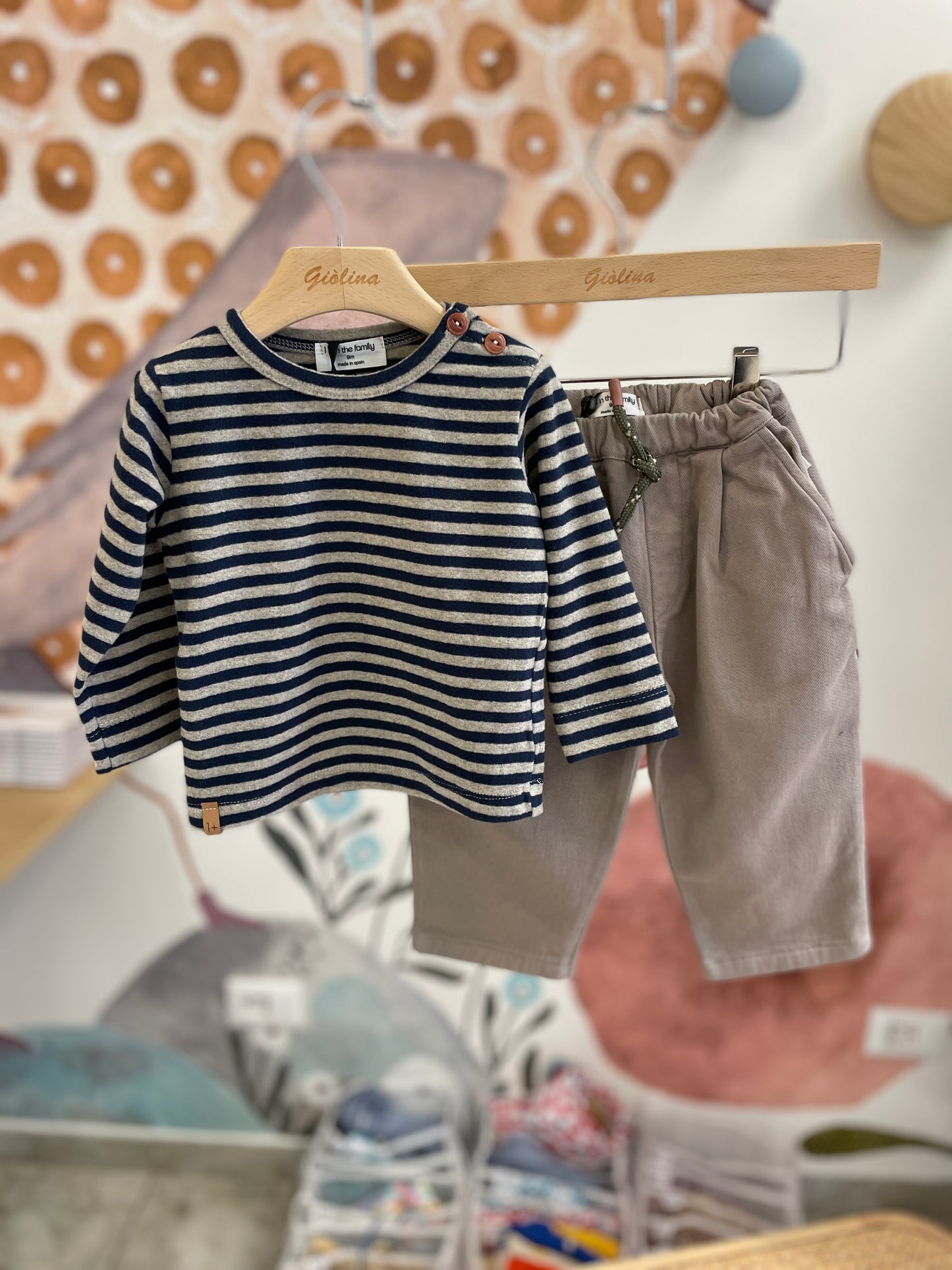 Gilet e maglia rigata con pantalone